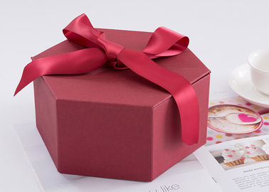 Hexagon-Gewohnheit Druckgeschenkbox-Größe 24,5 * 21,3 * 10.5cm mit Band fournisseur