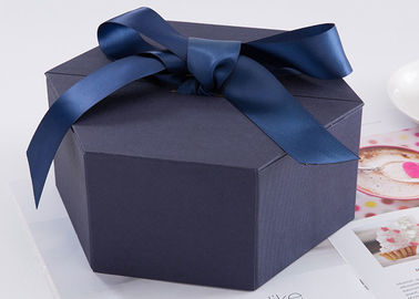 Hexagon-Gewohnheit Druckgeschenkbox-Größe 24,5 * 21,3 * 10.5cm mit Band fournisseur