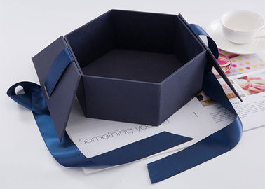 Hexagon-Gewohnheit Druckgeschenkbox-Größe 24,5 * 21,3 * 10.5cm mit Band fournisseur