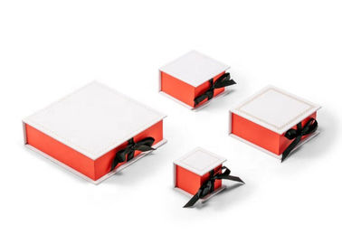 Luxusgeschenk-Verpackenkasten-des leichten Schlages der Stärke-2mm Spitzen-Band-Schließung für Schmuck fournisseur
