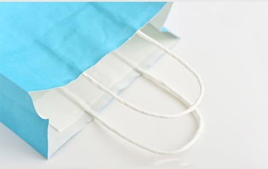 Blaue Farbe druckte Kraftpapier-Papiertüten Customzied-Logo mit verdrehtem Papiergriff fournisseur