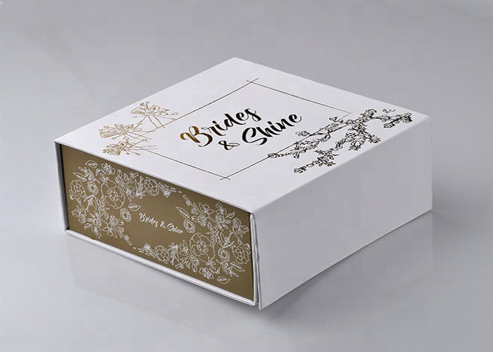Schöne Gewohnheit Druckgeschenkbox-Größe 18 x 18 x 7.5cm mit dem heißen Oberflächenc$stempeln fournisseur