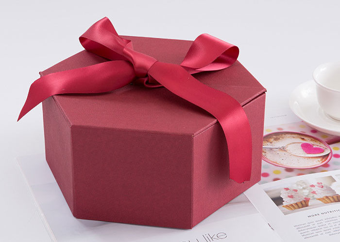 Hexagon-Gewohnheit Druckgeschenkbox-Größe 24,5 * 21,3 * 10.5cm mit Band fournisseur