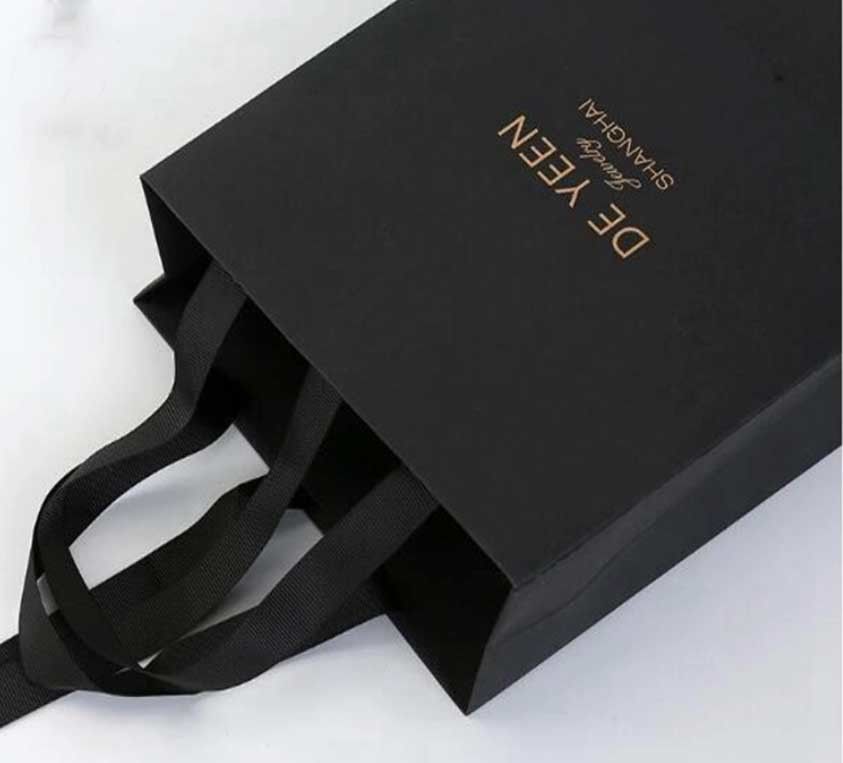 Professionelle kleine schwarze Papiertüten, personifizierte Papiertüten mit Band-Griff fournisseur